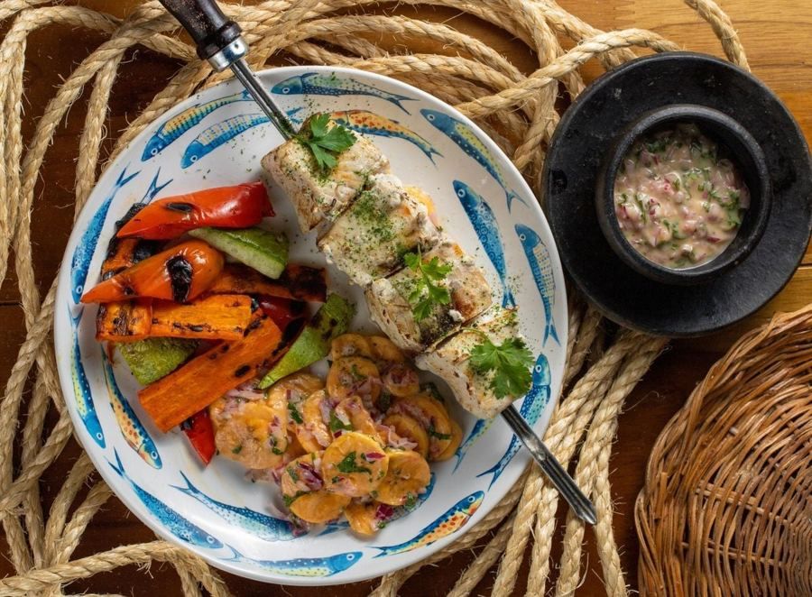 Espeto de filé de meca na brasa com legumes assados e ceviche de banana